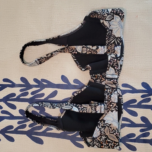 NWOT OLD NAVY UNDERWIRE BIKINI TOP. SIZE M - Picture 2 of 6